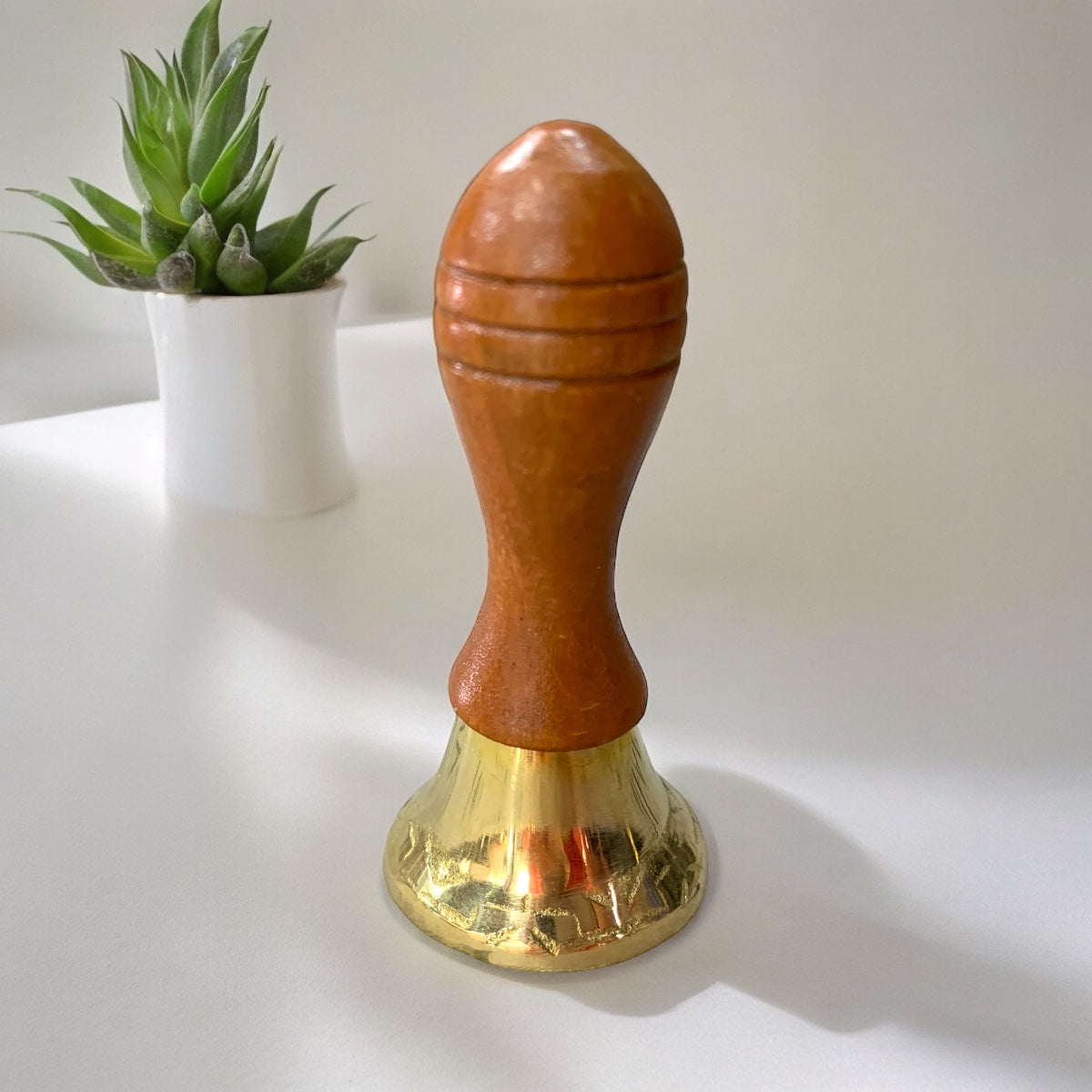 Campanita bronce fundido mango de madera 9 cm - Susurro de bosque
