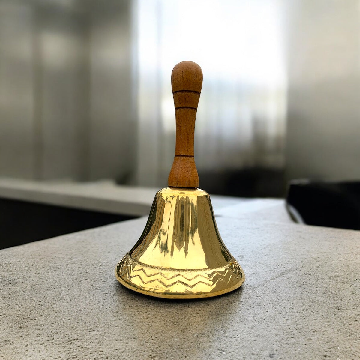 Campana bronce fundido mango de madera 13.5 cm - Sonidos del sendero