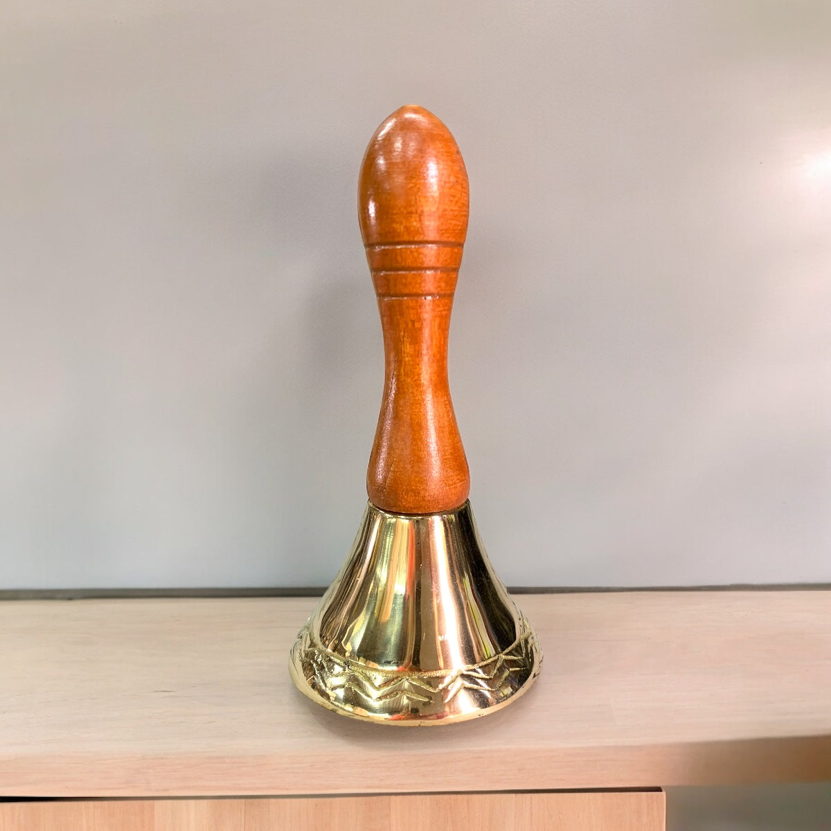 Campana bronce fundido mango de madera 14 cm - Voces del arroyo